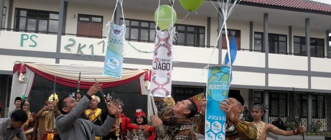 Bupati Cianjur resmikan gedung baru SMAN2 Cianjur dengan pelepasan balon (dok. KM)