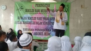 Ustadz Hasan Basri memberikn siraman rohani pada peringatan Maulid Nabi di Madrasah Asrorul Huda, Bekasi 14/1 (dok. KM)