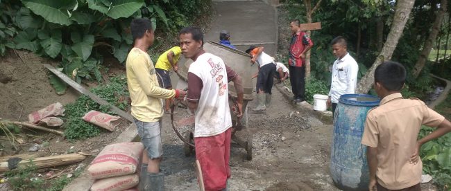 Warga masyarakat desa Koleang, kecamatan Jasinga, bergotong royong memperbaiki jalan (dok. KM)