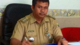 Camat Cugenang, Dadang Ginanjar, di ruangan tugasnya saat diwawancarai oleh KM (dok. KM)