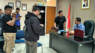 Kalapan Gunung Sindur Mujiarto saat ditemui wartawan di ruang kerjanya, Minggu 12/2 (dok. KM)