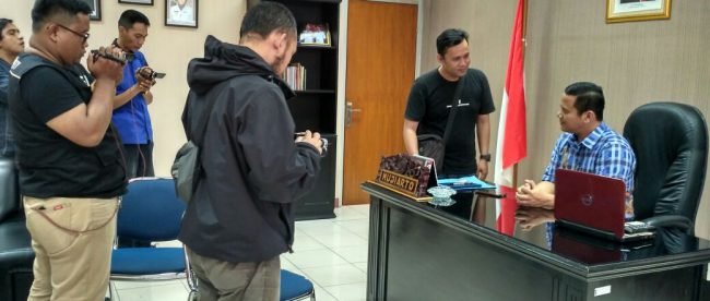 Kalapan Gunung Sindur Mujiarto saat ditemui wartawan di ruang kerjanya, Minggu 12/2 (dok. KM)