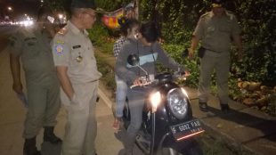 Kasie unit Pol PP Kecamatan Kemang Hasan Sholeh saat merazia muda-mudi, Sabtu 11/2 (dok. KM)