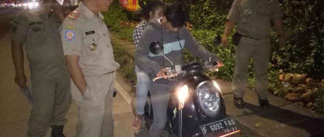 Kasie unit Pol PP Kecamatan Kemang Hasan Sholeh saat merazia muda-mudi, Sabtu 11/2 (dok. KM)