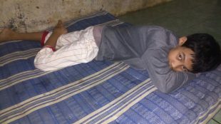 Anam, remaja berumur 17 tahun yang terbaring di rumahnya akibat disabilitasberat yang dideritanya (dok. KM)