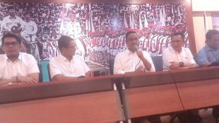 Pasangan Cagub-Cawagub DKI Jakarta Anies Baswedan dan Sandiaga Uno bersama Tim Sukses saat memberikan keterangan pada awak media di DPP Gerindra, Jaksel, Kamis 16/2 (dok. KM)