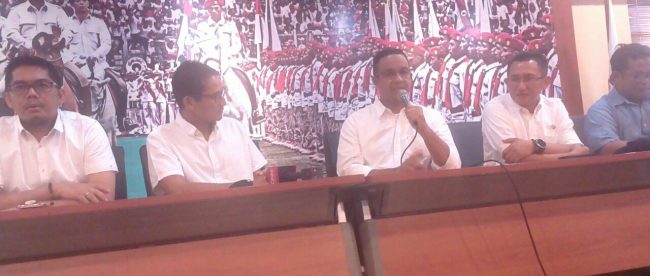 Pasangan Cagub-Cawagub DKI Jakarta Anies Baswedan dan Sandiaga Uno bersama Tim Sukses saat memberikan keterangan pada awak media di DPP Gerindra, Jaksel, Kamis 16/2 (dok. KM)