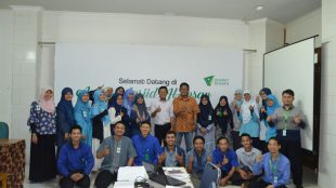 Peserta seminar pelatihan jurnalistik Dompet Dhuafa Pendidikan bersama Ketua FWHBU MJ Fahri (tengah, berbaju batik) (dok. KM)