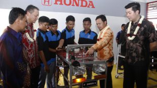 Siswa SMKN 4 Kota Bogor memperlihatkan hasil pekerjaan mereka kepada Walikota Bogor Bima Arya (dok. KM)