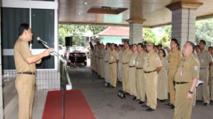 Kepala Dinas Pendidikan DKI Jakarta Sopan Adriyanto saat memimpin apel pagi di lingkungan dinas pendidikan prov DKI Jakarta (stock)