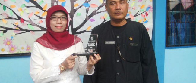 Kepala Sekolah SDN 7 Ciamis Agus Gustawan & Ade Hendrayani Saat menunjukan penghargaan juara ke 2 lomba Reportase Se Propnji Jabar.