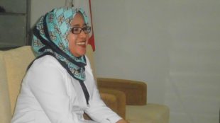 Kepala Sekolah SMAN 1 Bantul Dra. Hj. Titi Pratiwi Sariningsih MPd saat memberikan keterangannya pada KM (dok. KM)