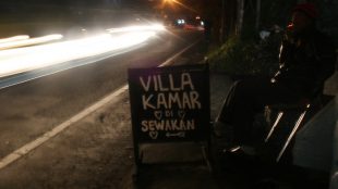 "Kica-kica" menawarkan vila sepanjang jalan menuju kawasan Puncak, Kabupaten Bogor (dok. Hallobogor.com)