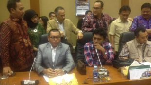 Politisi Partai Hanura, Mukhtar Tompo (tengah), saat jumpa pers di Ruang Komisi VII DPR-RI, Selasa 14/2