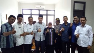 Bupati Bogor bersama Muspika Parung di kantor kecamatan baru (dok. Irfan/KM)