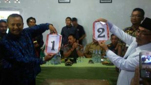 Kedua calon kepala desa Puraseda: Yudhi Subagja dengan nomor urut 1 dan Awam dengan nomor urut 2. (dok. KM)