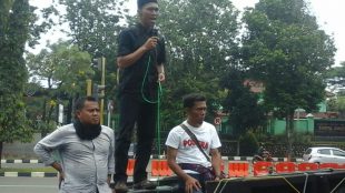Direktur Pusaka Tapak Ruhiyat Sujana ketika orasi dalam aksi massa di depan gerbang Gedung Tegar Beriman (dok. KM)