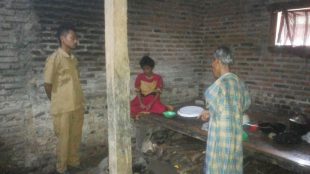 Uding, seorang kakek yang mengurus 3 anaknya yang mengidap gangguan jiwa di Rumpin, Bogor (dok. KM)