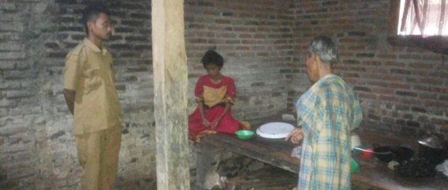 Uding, seorang kakek yang mengurus 3 anaknya yang mengidap gangguan jiwa di Rumpin, Bogor (dok. KM)