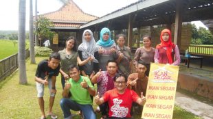 Karyawan Warung Makan Ikan Segar siap melayani pelanggannya (dok. KM)