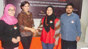 Penyematan Pin Gerakan Internet Sehat Depok kepada Dariah (Koordinator Gerakan Internet Sehat Depok) yang dilakukan oleh Coe IT Cermat Racmawati Dzaelani (tengah) disaksikan oleh Muhammad Jawy (Penggiat Internet Sehat) (dok. KM)