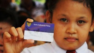 Seorang siswa memperlihatkan Kartu Indonesia Pintar (dok. Antara)