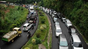 Kepadatan lalu lintas di Puncak Pass, Kabupaten Bogor (stock)