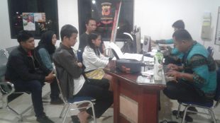 Sejumlah aktivis GMNI mendampingi korban pelecehan seksual saat membuat laporan kepolisian (dok. KM)