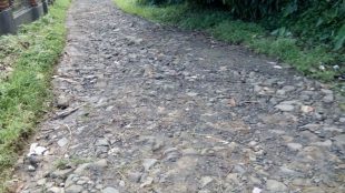 Kondisi jalan kampung Ciburayut yang rusak parah (dok. KM)