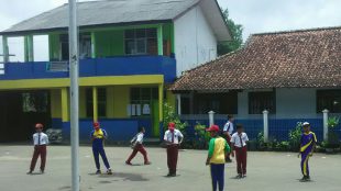 Murid SDN 1 Cibeureum bersiap untuk mengikuti latihan Tata Upacara Bendera di halaman Kantor Desa Cibeureum, Kecamatan Cisarua, Selasa 21/3 (dok. KM)
