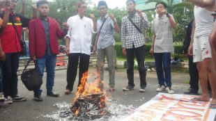Aktivis PRB membakar buku Musrenbang Kabupaten Bogor 2018 sebagai bentuk kekecewaan (dok. KM)