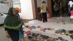 Sendal Warga berserakan di depan pintu masuk Puskesmas Cibungbulang, Kabupaten Bogor (dok. KM)