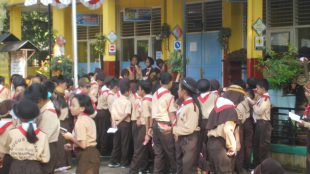 Siswa SDN Mampang 1 yang mengikuti aktivitas pramuka (dok. KM)