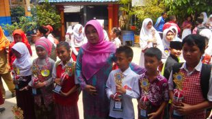 Siswa-siswa berprestasi saat menerima piala lomba Pasanggiri di SDN Sukamaju 6, Cilodong, Depok 29/3 (dok. KM)