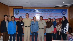 Ketujuh pelajar dari Kab. Tanjung Jabung Barat yang akan mengikuti Gita Bahana Nusantara tingkat Provinsi Jambi, bersama pejabat Dinas Pendidikan Kab. Tanjung Jabung Barat (dok. KM)