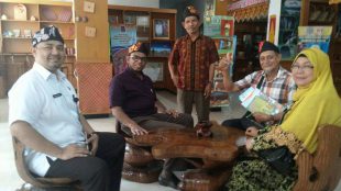 Foto H .Abu Bakar Jamalia (kedua dari kiri) bersama pimpinan Anjungan Jambi Amrulsyah (kiri) di ruang Promosi Anjungan Jambi, Rabu 12 April 2017 (dok. KM)