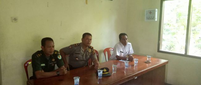 (Kiri-Kanan) Babinsa Tamansari, Kapolsek Tamansari dan Kades Pasir Eurih saat sosialisasi kepada masyarakat, Rabu 19/4 (Dok. KM)