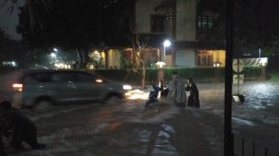 Banjir yang terjadi diwilayah depan Perumahan Chandra Jatirahayu, Pondok Melati Selasa malam 11/4 (dok. KM)
