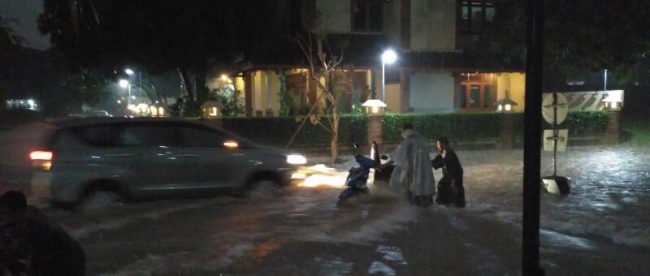 Banjir yang terjadi diwilayah depan Perumahan Chandra Jatirahayu, Pondok Melati Selasa malam 11/4 (dok. KM)