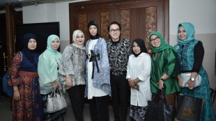 Sherin Tharia Zola (ketiga dari kiri) foto bersama Barli Asmara (kelima dari kiri), model dan pengurus Dekranasda Provinsi Jambi (dok. KM)