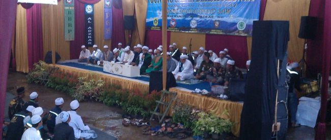 Ulama dan tokoh masyarakat Cijeruk dalam acara Sholawat dan Zikir bersama di halaman kanor desa Cijeruk, Minggu malam 2/4 (dok. KM)