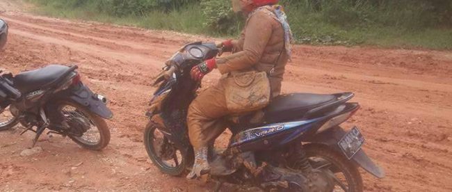 Lisuratna beristirahat setelah dirinya terjatuh saat menuju ke sekolah tempat dirinya mengajar (dok. KM)
