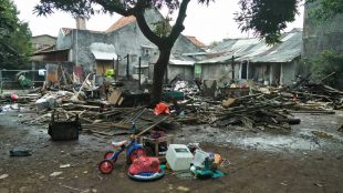 Kondisi sisa rumah warga Kelurahan Rahayu, Kecamatan Pondok Melati, Kota Bekasi, yang dilalap si jago merah, Rabu 26/4 (dok. KM)