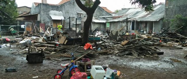 Kondisi sisa rumah warga Kelurahan Rahayu, Kecamatan Pondok Melati, Kota Bekasi, yang dilalap si jago merah, Rabu 26/4 (dok. KM)