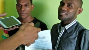 Aktivis yang siap melayangkan gugatan terkait dugaan pelanggaran calon ketua KNPI di Kota Jayapura, Senin 17/4 (dok. KM)