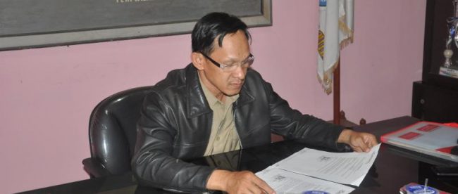 Lurah Depok Jaya, Mahendra, saat memeriksa data terkait keberatan warga atas berdirinya tower (dok. KM)