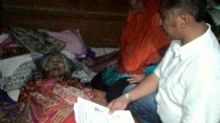 Ketua Posko Pengaduan Pelayanan Rumah Sakit se-Bogor Raya Adi Prabowo saat berkunjung ke kediaman Ma Ara, sekaligus membawa Ma Ara untuk diberikan penanganan pemulihan ke RS Ciawi (dok. KM)