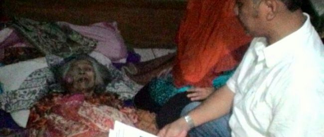Ketua Posko Pengaduan Pelayanan Rumah Sakit se-Bogor Raya Adi Prabowo saat berkunjung ke kediaman Ma Ara, sekaligus membawa Ma Ara untuk diberikan penanganan pemulihan ke RS Ciawi (dok. KM)