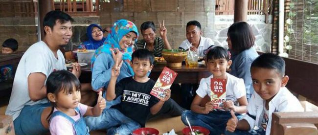 Warga menikmati hidangan 