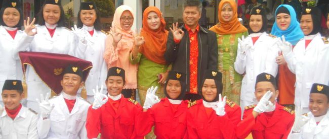 Kepsek SMPN 3 Depok Komar Suparman (tengah) bersama regu paskibra dan guru selepas upacara Hari Kartini dan Isra Mi'raj (dok. KM)